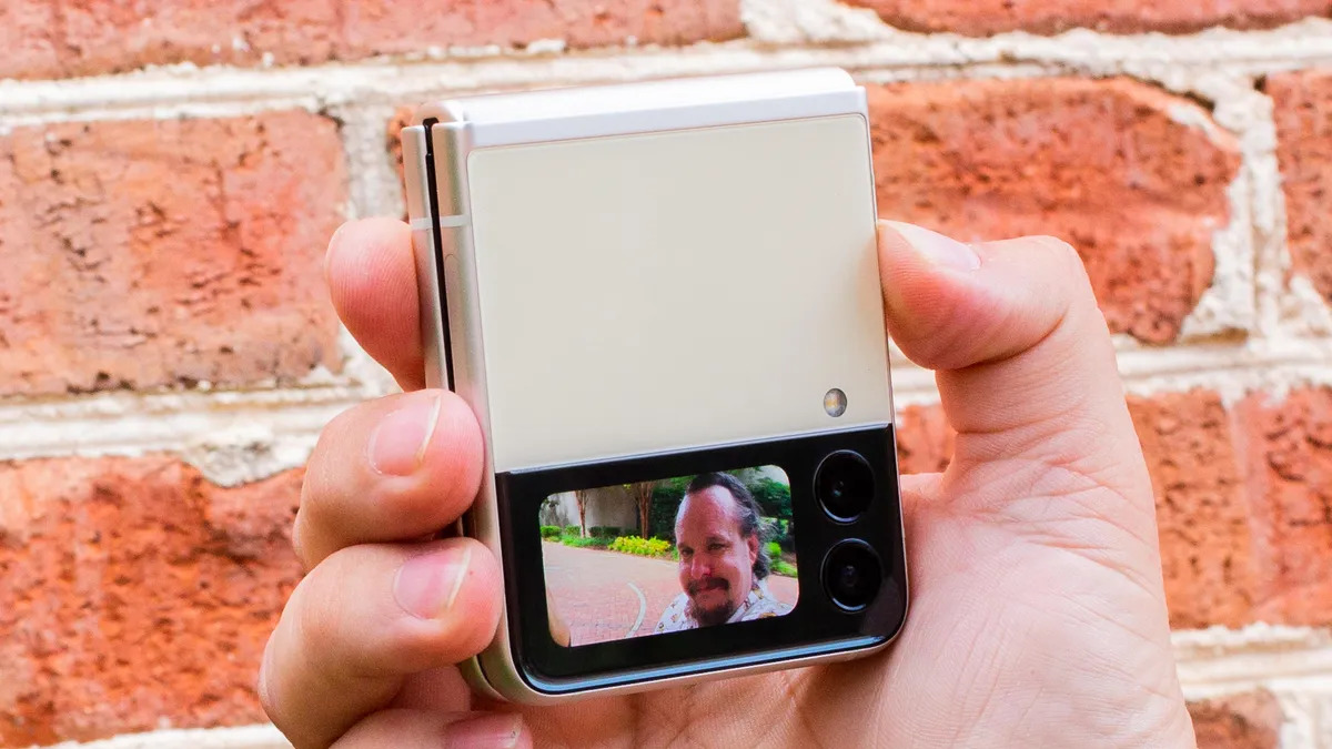 Samsung Galaxy Z Flip3 5G Selfie
